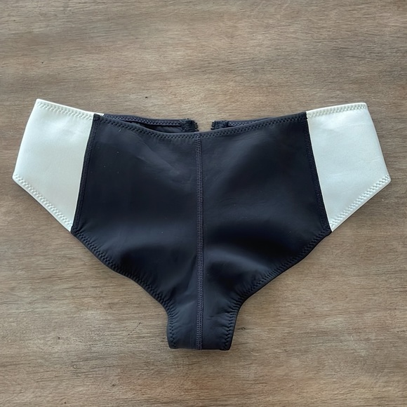 Gigi C Bianca Color Block Bikini Bottom Size Small in Black and White - Picture 6 of 10